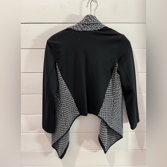 🖤 RW&CO – Textured Knit Drape-Front Top – Size M - Picture 3 of 10